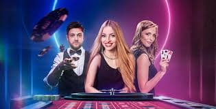 Antarmuka aplikasi mobile royaltogel menampilkan slot games dan live casino